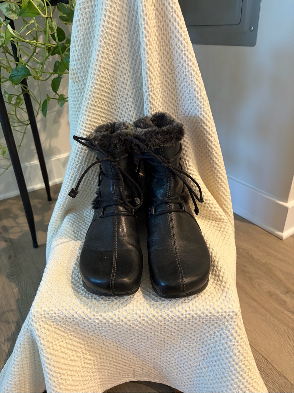 Earth Black Leather Lace-Up Ankle Boots with Faux Fur Trim